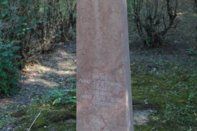 A szerény és „rejtélyes” emlékkő ma is a parkban áll, a mulandóságra emlékeztetve a kor emberét.