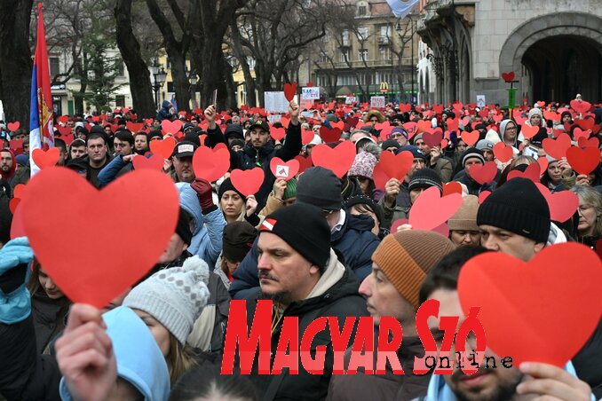 A csend idején piros sziveket emeltek a magasba (Fotó: Molnár Edvárd) A csend idején piros sziveket emeltek a magasba (Fotó: Molnár Edvárd)