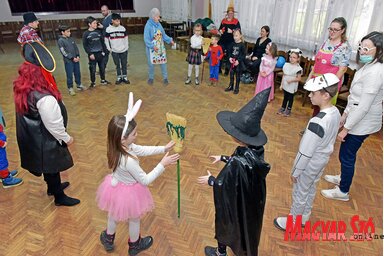 A gyermekeket vidám játékokkal és finom fánkkal várták a szervezők (Gergely Árpád felvétele)