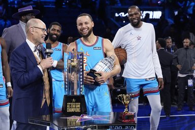 Stephen Curry a legjobbnak járó trófeával (Fotó: Beta/AP)