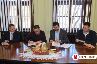 Dejan Luković és Bilicki Zoltán írta az útfelújításról szóló szerződést (Fotó: Csincsik Zsolt felvétele)