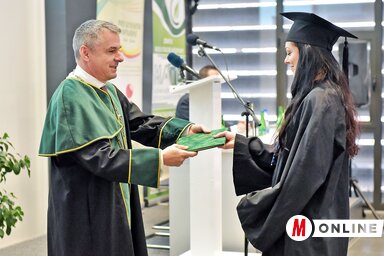 A diploma átvételének pillanata (Fotó: Gergely Árpád)