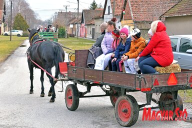 A gyermekeket vidám játékokkal és finom fánkkal várták a szervezők (Fotó: Gergely Árpád)
