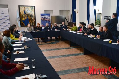 A beszélgetés során a nemzeti kisebbségeket érintő kérdések, azaz a felvételi folyamata és a tesztek megfelelő fordítása, fontos témák voltak (Fotó: Dávid Csilla felvétele)
