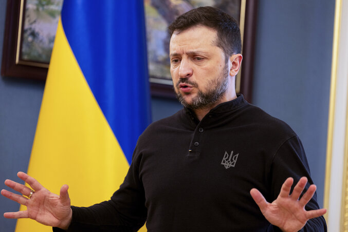 Volodimir Zelenszkij tegnapi sajtótájékoztatóján az állítólagos 4 százalékos népszerűségi mutatót az oroszoktól származó álhírnek nevezte (Fotó: Ukrán elnöki hivatal via AP/Beta) Volodimir Zelenszkij tegnapi sajtótájékoztatóján az állítólagos 4 százalékos népszerűségi mutatót az oroszoktól származó álhírnek nevezte (Fotó: Ukrán elnöki hivatal via AP/Beta)