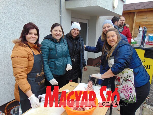 A versenybe a Magyarittabé Jövőjéért Egyesület hölgy tagjai is kipróbálták magukat A versenybe a Magyarittabé Jövőjéért Egyesület hölgy tagjai is kipróbálták magukat