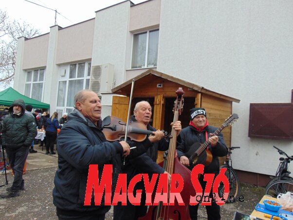 Az örömzenéről a helybeli vadászegyesület zenészei gondoskodtak Az örömzenéről a helybeli vadászegyesület zenészei gondoskodtak