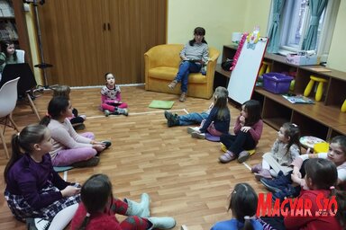 A műhelymunkán vidám mesével kedveskednek a gyermekek számára (Fotó: Kancsár Izabella)