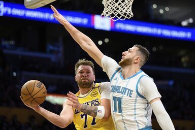 Dončić és a szezonközi Charlotte-szerzemény bosnyák Jusuf Nurkić gyűrű alatti párharca (Fotó: Beta/AP)