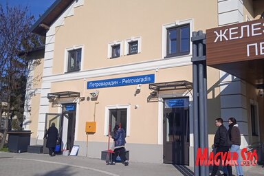 Tavaly november eleje óta a péterváradi vasútállomás látja el a székváros és a főváros között ingázó utasokat, a forgalom intenzitása gyakori torlódásokat, dugókat okoz (Fotó: Szeli Balázs)