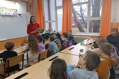 A macicsaládról szóló történet szereplői a szerző által meghorgolt figurákkal keltek életre a tanteremben (Kazinczy Paszterkó Diana)