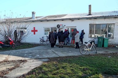 Csomagra várók a Vöröskereszt épülete előtt (Fotó:Vöröskereszt)
