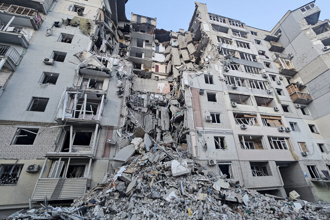 Herszoni toronyház az újabb bombatámadást követően (Fotó: AP via Beta) Herszoni toronyház az újabb bombatámadást követően (Fotó: AP via Beta)