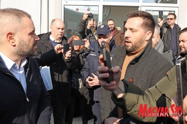 A Városi Vízművek Közvállalat igazgatója az ellenzéki politikusok és az elégedetlen polgárok gyűrűjében (Fotó: Ótos András felvétele)