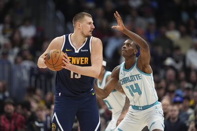 Nikola Jokić a Charlotte ellen újabb klasszis produkciót, 29 pontot, 17 lepattanót és 9 asszisztot jegyzett (Fotó: Beta/AP)
