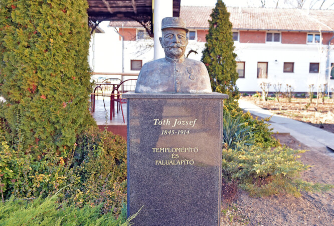 Tisztelgés Tóth József templomépítő, falualapító előtt (Gergely Árpád felvétele) Tisztelgés Tóth József templomépítő, falualapító előtt (Gergely Árpád felvétele)