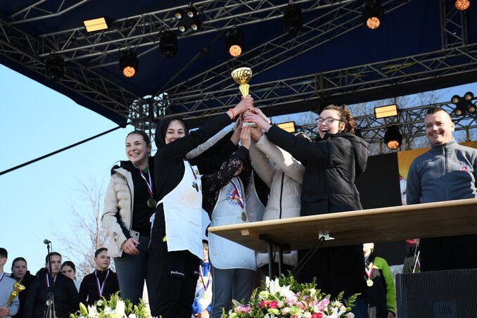 Az eredményhirdetés után örömmámorban úszott a turiai Petar Drapšin Általános Iskola csapata (Fotó: Paraczky László)