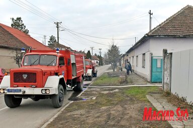 A tűzoltók gyors reagálásának köszönhetően a szomszédos épületekben nem keletkezett kár (Fotó: Gergely Árpád felvétele)