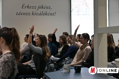 Sok a szorgalmas és jókedvű diák az MCC-ben, akik alig várják, hogy megosszák a válaszaikat (Fotó: Molnár Edvárd felvétele)