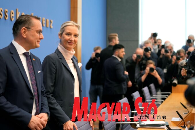 Tino Chrupalla és Alice Weidel, AfD-vezetők a párt tegnapi berlini sajtótájékoztatója előtt (Fotó: AP via Beta Tino Chrupalla és Alice Weidel, AfD-vezetők a párt tegnapi berlini sajtótájékoztatója előtt (Fotó: AP via Beta