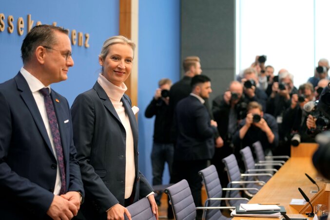 Tino Chrupalla és Alice Weidel, AfD-vezetők a párt tegnapi berlini sajtótájékoztatója előtt (Fotó: AP via Beta