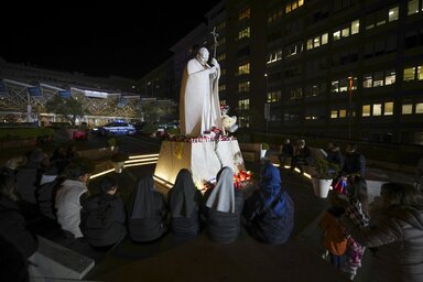 Ferenc pápa altató nélkül alszik, és fel tud kelni az ágyából (Fotó: Beta/AP)