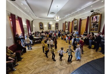 Színes jelmezes, táncos forgatag a Kaszinóban (Fotó: Magyar Polgári Kaszinó)