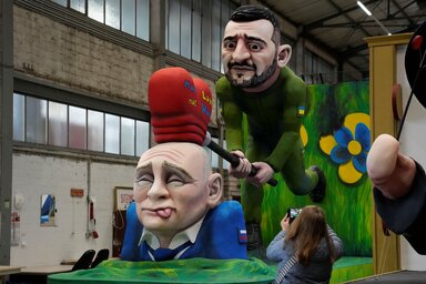 Zelenszkij szerelemkalapáccsal üti Putyint a kölni rózsahétfői karneváli felvonuláson (Forrás: dpa via AP/Beta)