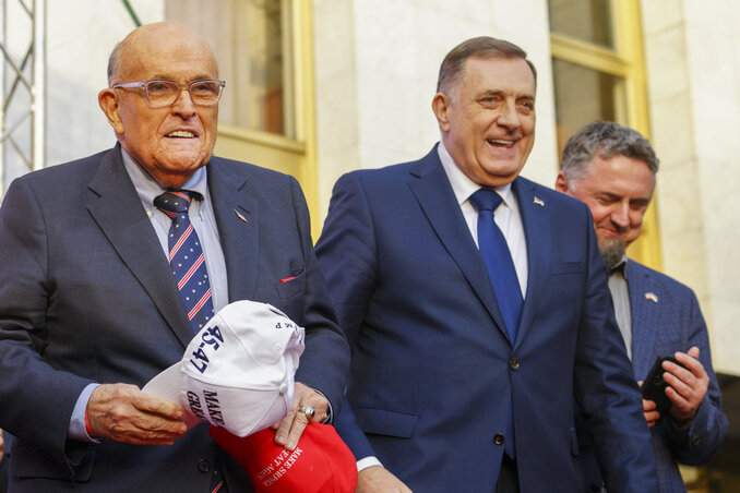Az ítélethiredetés előtti banjalukai összejövetelen támogatóként Rudy Giuliani, New York egykori polgármestere (balról) is megjelent (Fotó: AP via Beta) Az ítélethiredetés előtti banjalukai összejövetelen támogatóként Rudy Giuliani, New York egykori polgármestere (balról) is megjelent (Fotó: AP via Beta)