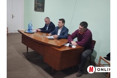 Juhász Attila, dr. Molnár Viktor és Fehér Kálmán a péterrévei mezőgazdasági lakossági fórumon (Kancsár Izabella felvétele)