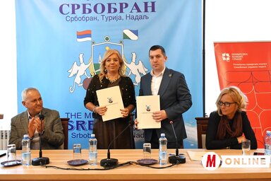 Milan Novaković, Branislava Simanić, Radivoj Debeljački és Olivera Simović, az újvidéki regionális gazdasági kamara igazgatója (Paraczky László felvétele)