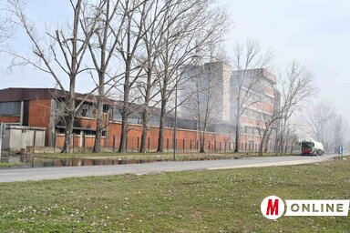 A lángokat 22 óra körül észlelték a Novkabel régi raktárépületében, a tűz gyorsan terjedt, a sűrű füst veszélyeztette a környéken élőket (Fotó: Ótos András felvétele)