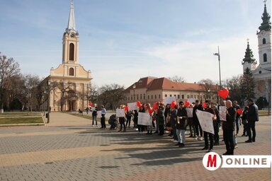 Tanárok és diákok tüntettek az óbecsei községháza előtt (Kancsár Izabella felvétele)