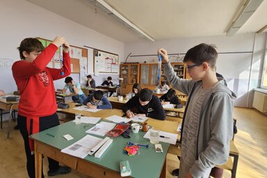 A megmérettetés részeként fizikai kísérleteket is elvégeztek a gyerekek (VMPE)