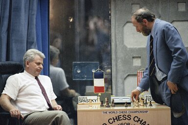Szpasszkij (balról) és Fischer 1992-ben Sveti Stefanon (Fotó: Beta/AP/Miloš Vukadinović)
