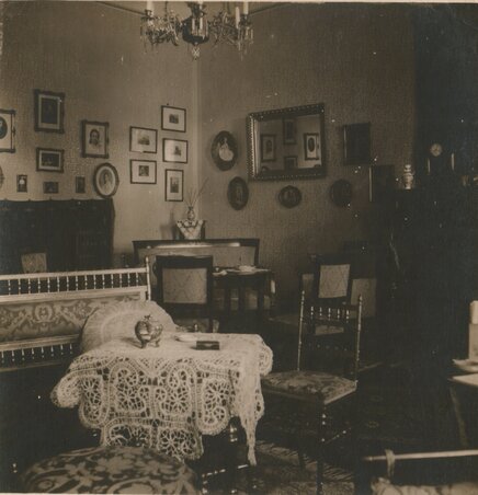 A Hadzsy-ház egyik szobája 1945-ből (Fotó: Vass Károly archívuma) A Hadzsy-ház egyik szobája 1945-ből (Fotó: Vass Károly archívuma)
