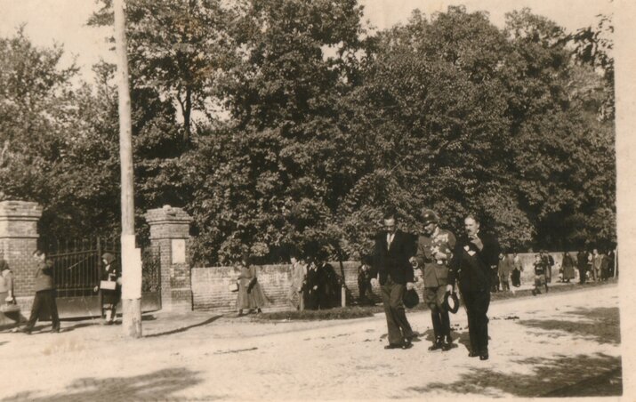 A park bejárata 1941-ben, a képen látható Gyomlai Gábor a bevonuló magyar hadsereg parancsnoka (Fotó: Vass Károly archívuma) A park bejárata 1941-ben, a képen látható Gyomlai Gábor a bevonuló magyar hadsereg parancsnoka (Fotó: Vass Károly archívuma)