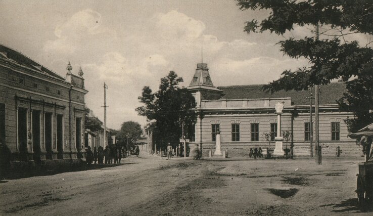 A városháza épülete a központban (Fotó: Vass Károly archívuma) A városháza épülete a központban (Fotó: Vass Károly archívuma)