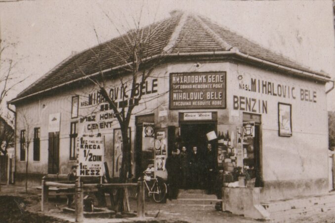 Mihajlović üzlet a mai Micracoop üzlet helyén 1930-ban (Fotó: Vass Károly archívuma) Mihajlović üzlet a mai Micracoop üzlet helyén 1930-ban (Fotó: Vass Károly archívuma)