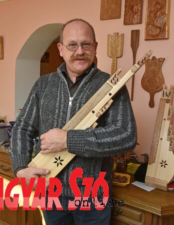 Minden citerát olyan minőségben ad át, mintha saját magának készítette volna (Ótos András felvétele) Minden citerát olyan minőségben ad át, mintha saját magának készítette volna (Ótos András felvétele)