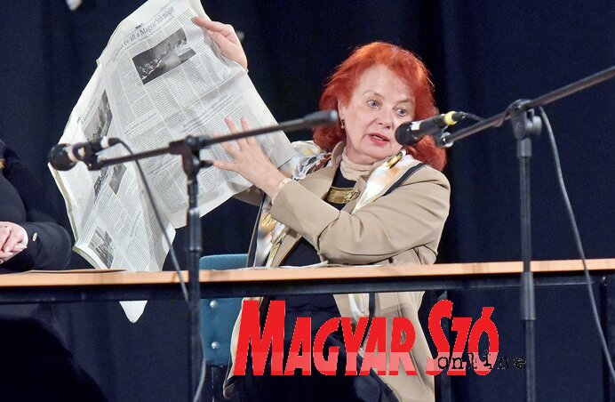 Marta Varju, v.d. glavnog urednika našeg dnevnog lista, predstavila je „Mađar so” (fotografija Arpada Gergelja) Marta Varju, v.d. glavnog urednika našeg dnevnog lista, predstavila je „Mađar so” (fotografija Arpada Gergelja)