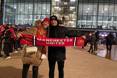 Réka és Zalán az Old Trafford stadionnál (Fotó: Személyes archívum)