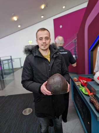 Az angol nemzeti futballmúzeumban, egy ősrégi labdával (Fotó: Személyes archívum) Az angol nemzeti futballmúzeumban, egy ősrégi labdával (Fotó: Személyes archívum)