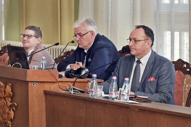 A képviselő-testület titkára (Igor Stojkov), elnöke (Veselin Petrović) és elnökhelyettese (Juhász Attila) – Gergely Árpád felvétele