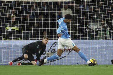 Philip Billing pontot érő találatának pillanata (Fotó: Beta/AP)