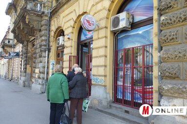Sor állt az új buszkártyák igénylésére / Gál Hermina felvétele