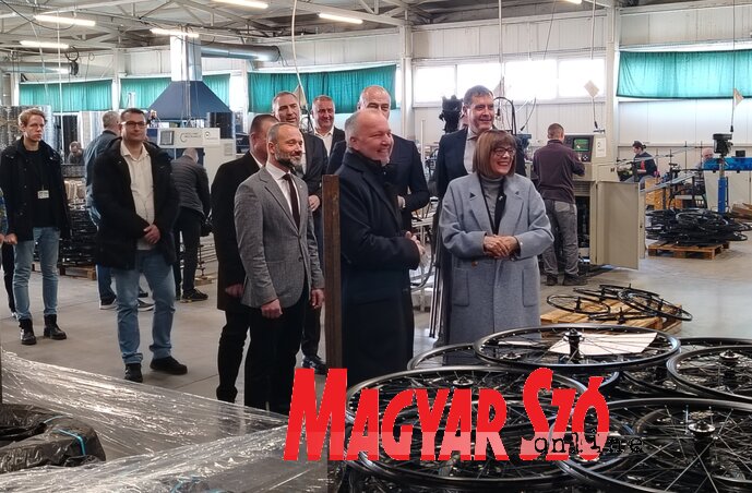 Maja Gojković megtekintette a Capriolo kerékpárgyár szerelőrészlegét (Fotó: Tóth Péter felvétele) Maja Gojković megtekintette a Capriolo kerékpárgyár szerelőrészlegét (Fotó: Tóth Péter felvétele)