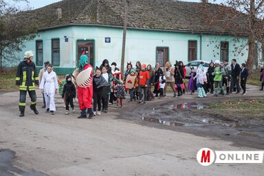 A jelmezes felvonulók Kavilló központjában (Lakatos János felvétele)