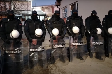 A rendőrkordon sem tudta megakadályozni a tojásdobálást Miločajban (Fotó: YouTube/Screenshot/Politički Globus Srbije)