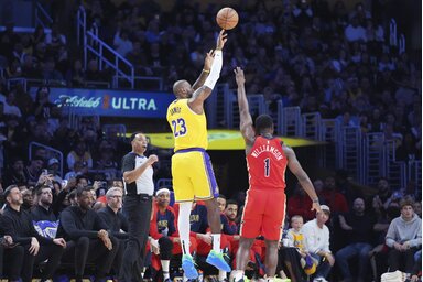 LeBron James és Zion Williamson egy hárompontos közben (Fotó: Beta/AP)